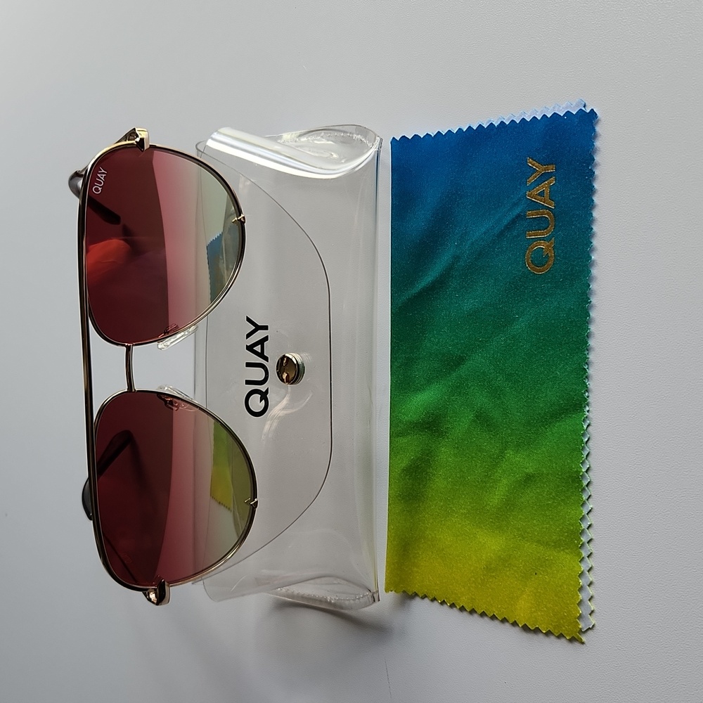 Quay pink mirror sunglasses with case